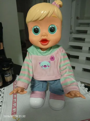 Boneca interativa anda fala algumas frases está linda tem o chucalho