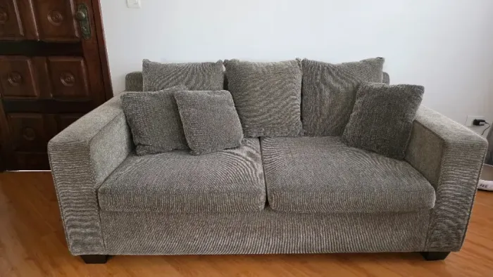 Sofá de 2 lugares em Chenille