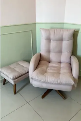 Linda Poltrona Decorativa com Puff e Base Giratória de Madeira