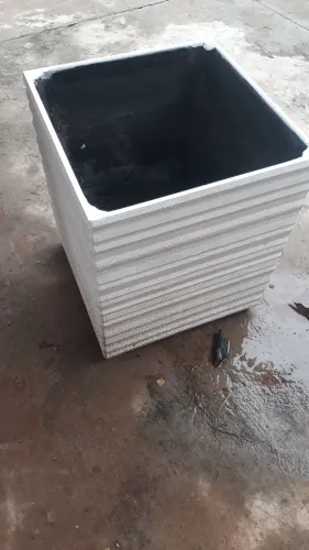 Vendo vaso grande p plantas, em porcelanato