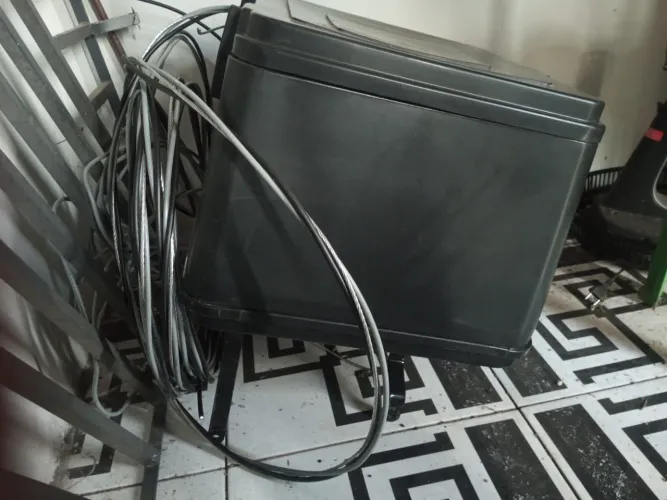 Baú de 75 litros, com suporte mottu