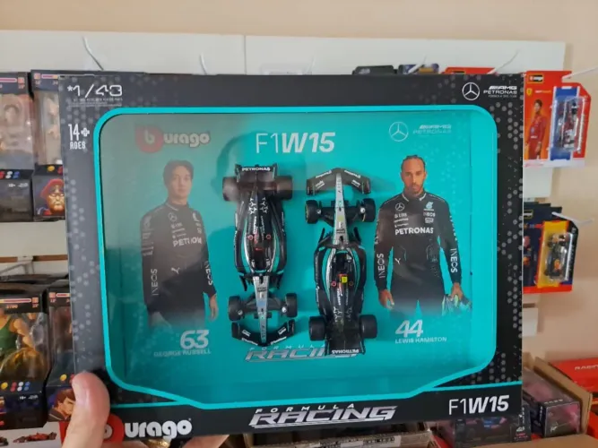 Pack 2 Miniaturas F1 Mercedes AMG W15 #44 Hamilton e #63 Russel 1:43 Bburago 2024 Lacrado
