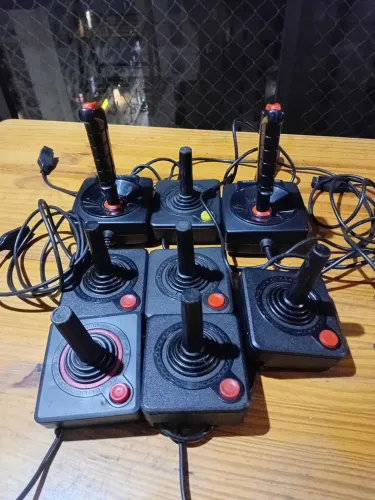 Controles de atari 8 peças em ótimo estado físico