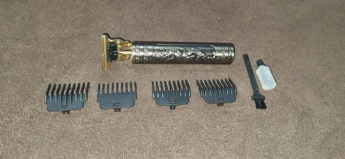 Maquina de Barbear com Cabo Dragão Estilizado mais Kit Limpeza e 4 Laminas