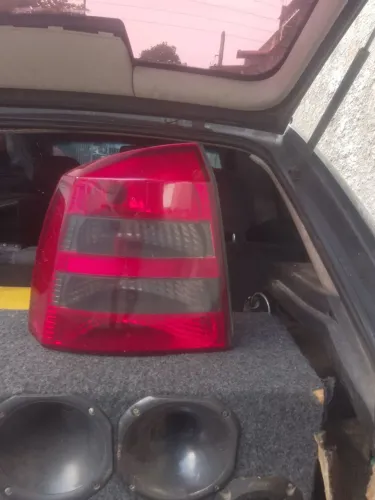 Vendo lanterna astra Hatch nova fumê lado esquerdo. 