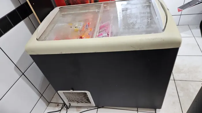 Freezer expositor 220v 400L ( uma porta é de acrílico)