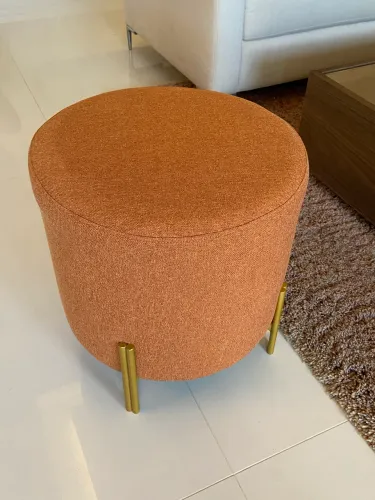 Puff em linho terracota com pés metálicos dourados