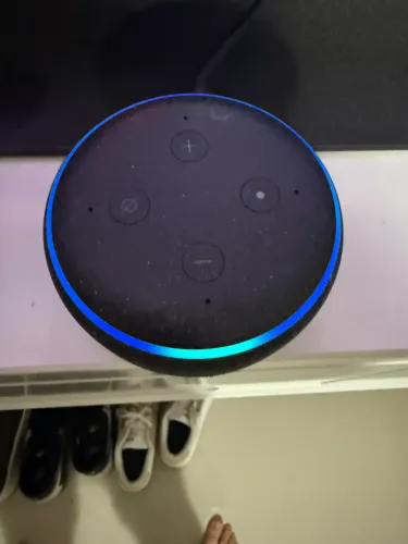 Echo Dot 3ª Geração Alexa Preta acompanha suporte 