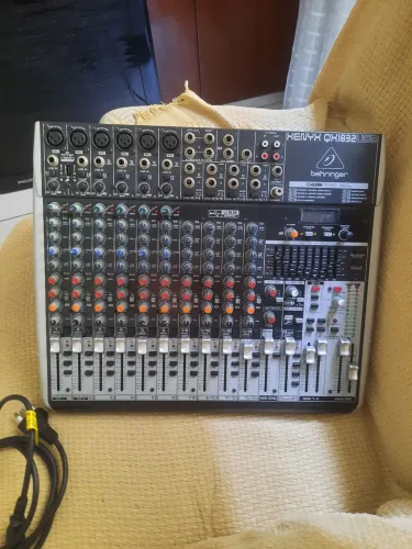 MESA SOM MIXER BEHRINGER XENYX QX1832USB 18 ENTRADA E 3/2 PRÉ AMIFICADORES DE MICROFONES 