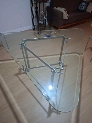Mesa com base em aço