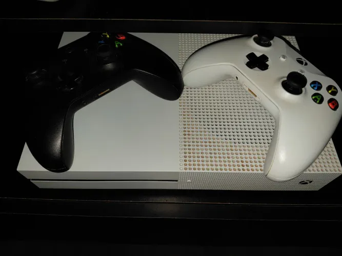 Xbox one s 2 controles! Aceito propostas!