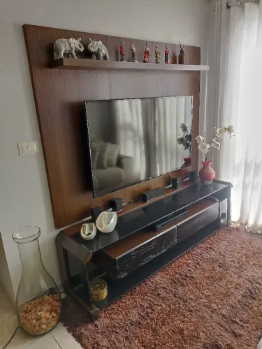 Home Rack e Painel de Madeira Maciça na Cor Imbuia e com Vidro Transparente