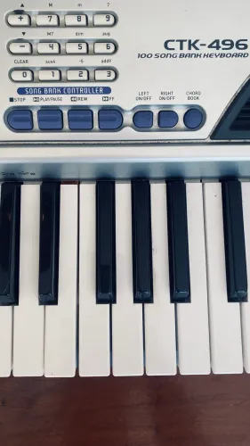 Teclado CASIO-CTK496