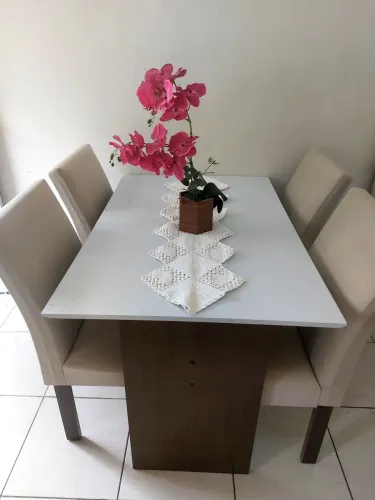 Mesa de Jantar + 4 Cadeiras