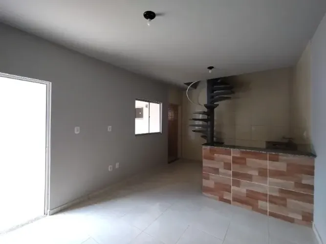 Sobrado 2/4 p/ Locação próximo à Av. Noide Cerqueira