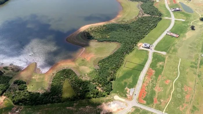 Terreno em condomínio fechado com centro náutico exclusivo e campo de golf