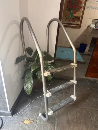 Escada piscina usada