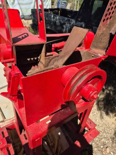 Vendo máquina de moer capim . Valor a combinar