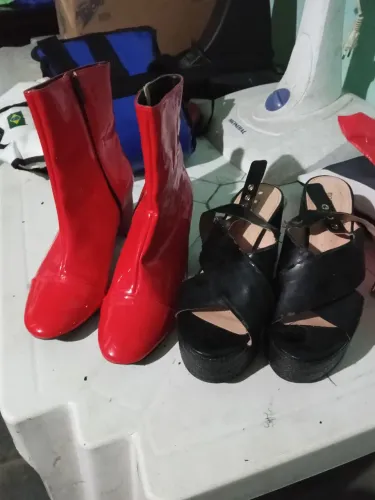 Bota verniz e sandália plataforma 