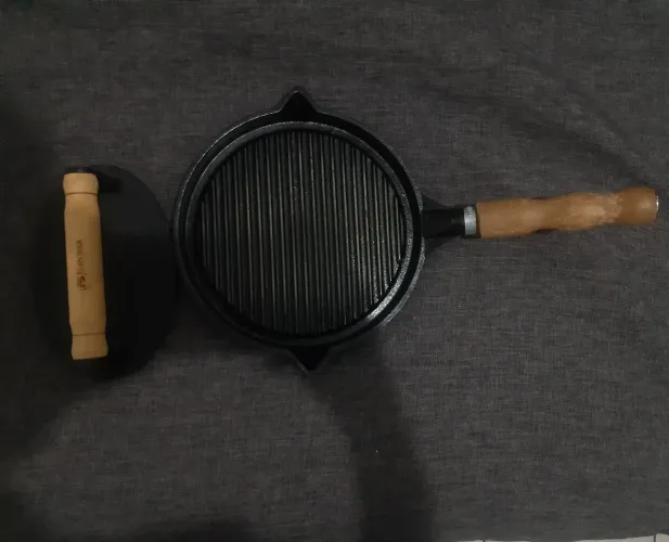 Frigideira de ferro grill 20 cm e prensador de ferro para hambúrguer ou carnes 