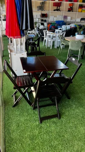 Jogo de Mesa Dobrável de Madeira 70x70 com 4 Cadeiras - R$ 600,00