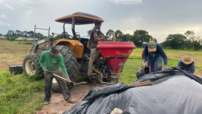 Trator valtra A750 e implementos