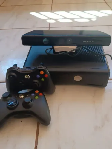 Xbox 360 slim 4GB com kitnect + 15 jogos- perfeito estado