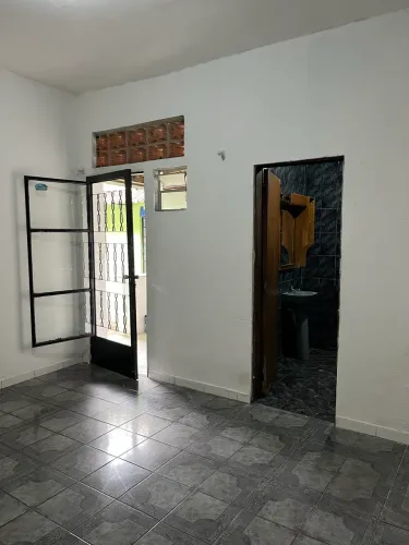 Suite (quarto com banheiro) próximo ao centro