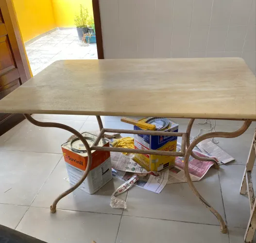 Mesa de ferro com tampo de mármore