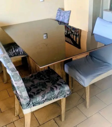 Mesa de madeira com tampa de vidro