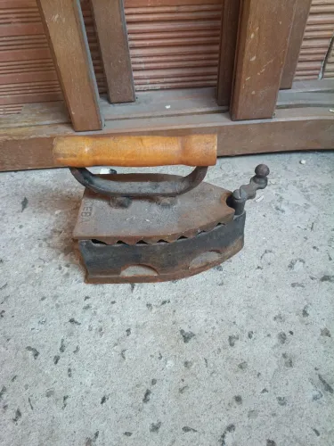 Ferro de passar antigo