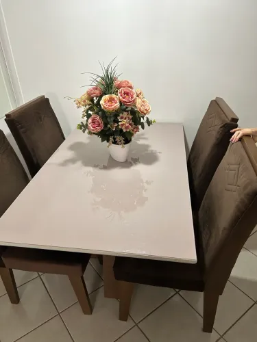 Vendo mesa 1,3m por 0,8m com 4 cadeiras 