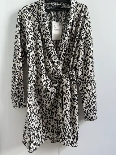 Vestido Zara traspassado animal print branco e preto P