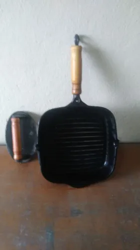 Frigideira Panela Mineira 235×235×50.+ 1 PRENSA EM FERRO FUNDIDO. 