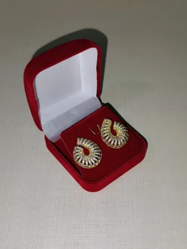 Brinco banhado a ouro com zircônia. 