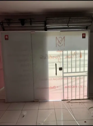 Fachada com porta de vidro