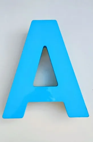 Letras em MDF laqueado em cor azul da foto, peças únicas