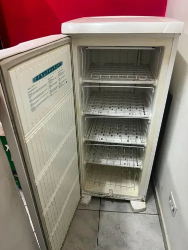 FREEZER PEQUENO COM DEFEITO NO MOTOR