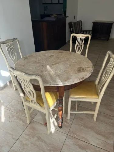 Mesa de jantar madeira maciça com bege Bahia. Cabo Frio