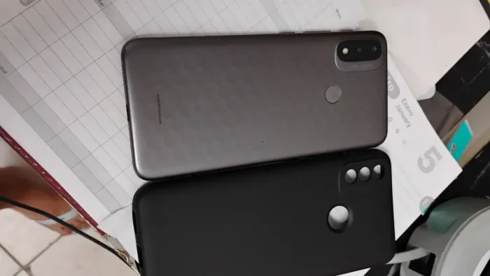 Motorola E20 + capinha +película