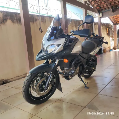 Moto muito nova com manual e chave reserva pneus bons relação nova