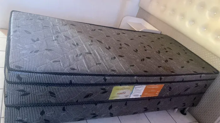 Cama solteiro semi nova de espuma ortopédica.