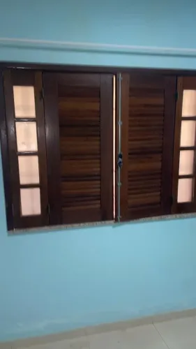 Janelas de madeira maciça com venezianas e vidros laterais - R$ 350 cada