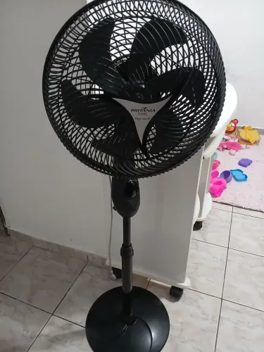Ventilador e mesa para computador