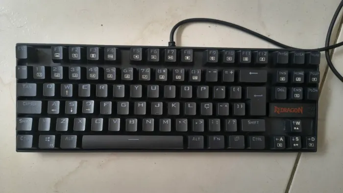 Teclado Mecânico Gamer Redragon Kumara K552 (Layout ABNT2) - Muito Conservado!