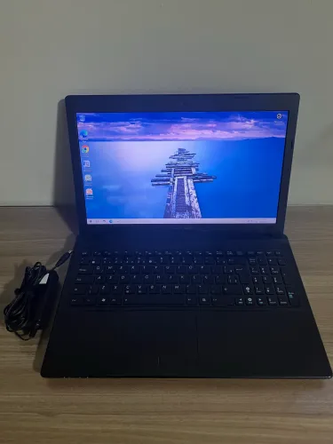 Notebook Asus Core i3 com 4GB RAM.Bateria Boa. Pequena marca na tela
