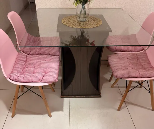Mesa de jantar com 4 cadeiras
