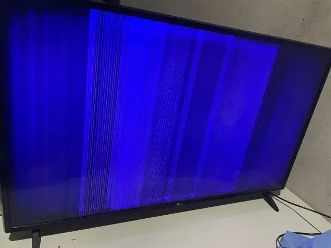 TV Smart LG 43" (Modelo 43LJ5500) - Tela com Defeito / Para Retirada de Peças