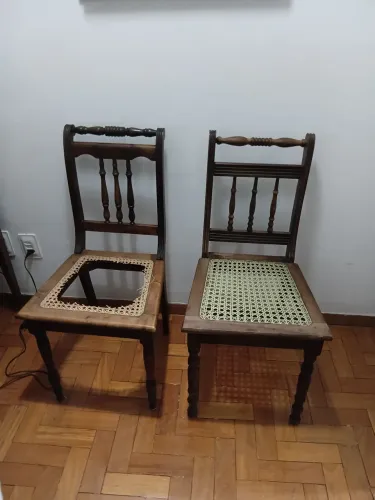Duas cadeiras marquesa.