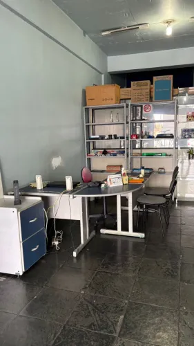 Mesa, gaveteiro arquivo, armário e cadeiras de escritório 